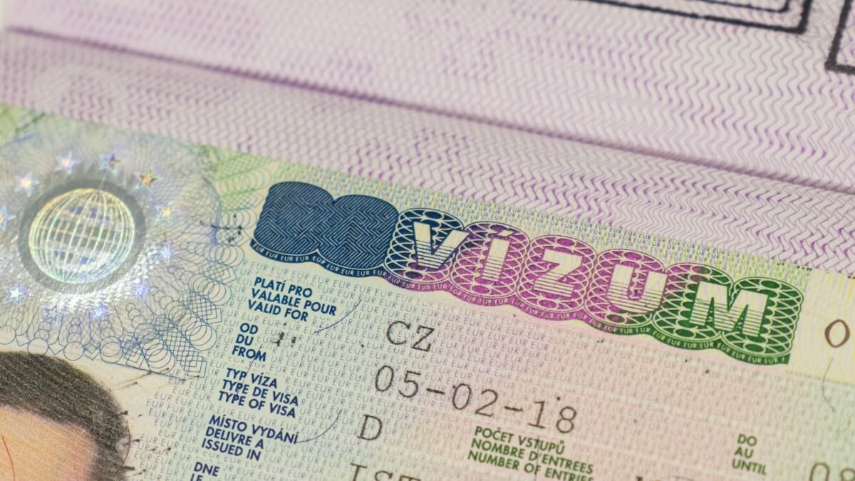 ecuadors-president-asks-spanish-king-for-visa-liberalization